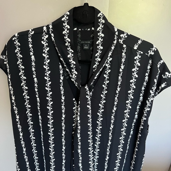 COPY - Ann Taylor Top with Tie Detail in Black XL - Picture 1 of 3
